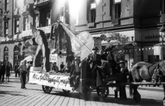 Hungary, Budapest VII., Erzsébet körút, háttérben a 44-46. számú ház., 1946, Berkó Pál, Horse-drawn carriage, political decoration, Budapest, Fortepan #78619