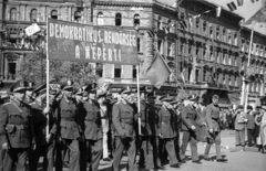 Hungary, Budapest VI., Oktogon, május 1-i ünnepség felvonulói. Jobbra a Teréz körút., 1946, Berkó Pál, cop, police station, Budapest, flag, banner, slogan, Fortepan #78622