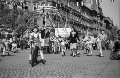 Hungary, Budapest VI., Oktogon, május 1-i ünnepség felvonulói. Szemben a Teréz körút., 1946, Berkó Pál, Budapest, lady, kids, girl, bicycle, banner, hold hands, maypole, Fortepan #78629