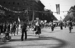 Hungary, Budapest VI., Oktogon, május 1-i ünnepség felvonulói. Szemben az Andrássy út a Jókai tér felé nézve., 1946, Berkó Pál, bicycle, pioneer, flag, street view, genre painting, march, cobblestones, banner, Budapest, Fortepan #78636