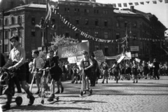 Hungary, Budapest VI., Oktogon, május 1-i ünnepség felvonulói., 1946, Berkó Pál, scooter, Budapest, teenager, boys, banner, Fortepan #78637