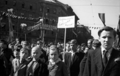 Hungary, Budapest VI., Oktogon, május 1-i ünnepség felvonulói., 1946, Berkó Pál, 1st of May parade, Budapest, teenager, boys, Fortepan #78645