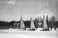 Magyarország, Balatonfüred, a befagyott Balaton a hajóállomásnál. A parton a Yacht Club és a Vitorlás étterem épületei., 1966, Berkó Pál, tél, jégvitorlás, Fortepan #78646