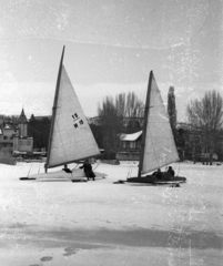 Magyarország, Balatonfüred, a befagyott Balaton a hajóállomásnál. A parton a Yacht Club és a Vitorlás étterem épületei., 1966, Berkó Pál, tél, jégvitorlás, Fortepan #78647