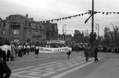 Magyarország, Budapest XIV., Hősök tere, háttérben az Andrássy út torkolata, május 1-i ünnepség., 1947, Berkó Pál, Budapest, felvonulás, Fortepan #78658