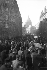 Hungary, Budapest V., Szabadság tér, szemben a Vécsey utca, háttérben a Parlament. Március 15-i ünnepség résztvevői., 1946, Berkó Pál, mass, Imre Steindl-design, parliament, Neo-Gothic-style, eclectic architecture, Budapest, Fortepan #78670