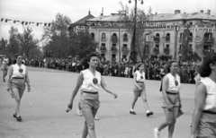 Magyarország, Budapest XIV., Hősök tere, balra a háttérben az Andrássy út torkolata, május 1-i ünnepség., 1947, Berkó Pál, sportoló, Budapest, nők, Fortepan #78683