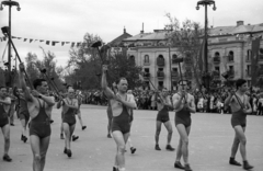 Magyarország, Budapest XIV., Hősök tere, balra a háttérben az Andrássy út torkolata, május 1-i ünnepség., 1947, Berkó Pál, birkózás, sportoló, Budapest, Fortepan #78685