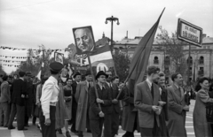 Magyarország, Budapest XIV., Hősök tere, balra a háttérben az Andrássy út torkolata, május 1-i ünnepség., 1947, Berkó Pál, Rákosi Mátyás-ábrázolás, Budapest, felvonulás, Fortepan #78686