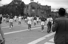 Magyarország, Budapest XIV., Hősök tere, háttérben a Dózsa György út - Andrássy út sarok, május 1-i ünnepség., 1947, Berkó Pál, Budapest, nők, sportoló, Fortepan #78694