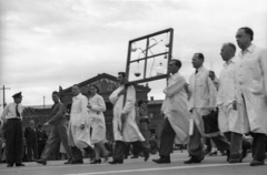 Magyarország, Budapest XIV., Hősök tere, háttérben a Műcsarnok, május 1-i ünnepség., 1947, Berkó Pál, Budapest, felvonulás, vegyészet, Fortepan #78698