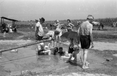 Magyarország, Buzsák, Csisztapuszta, olajkutató fúrásnál ásványi anyagokban gazdag melegvizet találtak. Helyiek fürdőznek a termálvízben., 1956, Berkó Pál, kalap, napernyő, nők, férfiak, fürdőzés, fogat, nyár, gyerekek, paraszt, gyógyvíz, Fortepan #78721