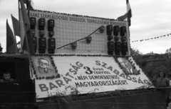 Magyarország, Budapest XIV., Hősök tere, május 1-i ünnepség., 1947, Berkó Pál, politikai dekoráció, Rákosi Mátyás-ábrázolás, Budapest, pódiumautó, grafikon, Fortepan #78741