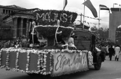 Magyarország, Budapest XIV., Hősök tere, háttérben a Szépművészeti Múzeum, május 1-i ünnepség., 1947, Berkó Pál, politikai dekoráció, eklektikus építészet, Budapest, Schickedanz Albert-terv, neoklasszicizmus, pódiumautó, Herzog Fülöp Ferenc-terv, Fortepan #78751