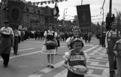 Magyarország, Budapest XIV., Hősök tere, háttérben az Andrássy út torkolata, május 1-i ünnepség., 1947, Berkó Pál, Budapest, kenyér, Fortepan #78754