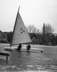 Magyarország, Balatonfüred, a befagyott Balaton a hajóállomásnál. A parton a Yacht Club és a Vitorlás étterem épületei., 1966, Berkó Pál, tél, jégvitorlás, Balaton, Fortepan #78756