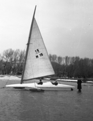 Magyarország, Balatonfüred, a befagyott Balaton a hajóállomásnál., 1966, Berkó Pál, tél, jégvitorlás, Balaton, Fortepan #78757