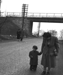 Magyarország, Budapest II., Budakeszi út, a Gyermekvasút (Úttörővasút) felüljárója Szépjuhászné (Ságvári liget) állomás mellett., 1953, Berkó Pál, vasúti híd, svájcisapka, gyerek, kisvasút, Gyermekvasút, Budapest, Fortepan #78788