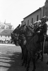 Magyarország, budai Vár, Budapest I., Kapisztrán tér, jobbra a Mária Magdolna-templom. Szemben az Országház utcai épület mögött az Országos Levéltár., 1940, Berkó Pál, fegyver, kard, lovasrendőr, Budapest, Fortepan #78790