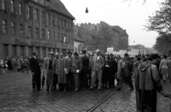 Magyarország, Budapest XIII., Lehel utca a Dózsa György út - Lőportár utca közötti szakaszon. Felvonulók a a IV. számú Autójavító Vállalat előtt., 1957, Berkó Pál, felvonulás, május 1, Budapest, Fortepan #78798