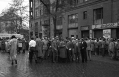 Magyarország, Budapest XIII., Lehel utca a Dózsa György út felől a Lehel (Élmunkás) tér felé nézve, háttérben jobbra a Taksony utca torkolata, 1957, Berkó Pál, Budapest, fodrászat, Fortepan #78799