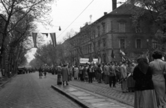 Magyarország, Budapest XIII., Dózsa György út a Lehel utcától a Váci út felé nézve., 1957, Berkó Pál, felvonulás, május 1, csibilámpa, Budapest, sínpálya, Fortepan #78800