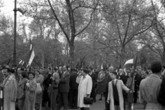 Magyarország, Városliget, Budapest XIV., Kós Károly sétány (Városligeti Népköztársaság útja), a Vajdahunyad vára előtt. Május 1-i felvonulás., 1957, Berkó Pál, Budapest, zászló, hangosbeszélô, Fortepan #78801