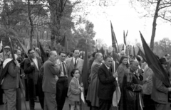 Magyarország, Városliget, Budapest XIV., Kós Károly sétány (Városligeti Népköztársaság útja), háttérben a Vajdahunyad vára. Május 1-i felvonulás., 1957, Berkó Pál, Budapest, felvonulás, Fortepan #78803