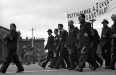 Magyarország, Budapest XIV., Hősök tere, háttérben a Műcsarnok, május 1-i ünnepség., 1947, Berkó Pál, Budapest, felvonulás, Fortepan #78810