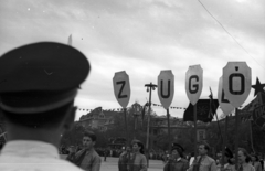 Magyarország, Budapest XIV., Hősök tere, háttérben a Dózsa György út házsora, május 1-i ünnepség., 1947, Berkó Pál, Budapest, felirat, felvonulás, kézben tartani, Fortepan #78812