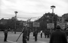 Magyarország, Budapest XIV., Hősök tere, háttérben a Dózsa György út házsora, május 1-i ünnepség., 1947, Berkó Pál, Budapest, transzparens, felvonulás, rendőr, Fortepan #78814