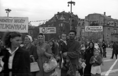 Magyarország, Budapest XIV., Hősök tere, háttérben a Dózsa György út - Andrássy út sarok, május 1-i ünnepség., 1947, Berkó Pál, felirat, Budapest, gyerek, felvonulás, Nemzeti Segély, Fortepan #78815