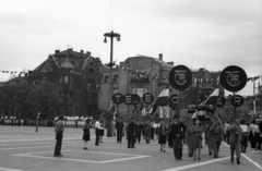 Magyarország, Budapest XIV., Hősök tere, háttérben a Dózsa György út - Andrássy út sarok, május 1-i ünnepség., 1947, Berkó Pál, Budapest, felirat, felvonulás, Fortepan #78822