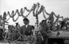 Magyarország, Budapest XIV., Hősök tere, május 1-i ünnepség., 1947, Berkó Pál, Budapest, pódiumautó, gyerekek, Fortepan #78823