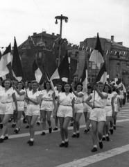 Magyarország, Budapest XIV., Hősök tere, háttérben a Dózs György út - Andrássy út sarok, május 1-i ünnepség., 1947, Berkó Pál, Budapest, nők, felvonulás, zászló, sportoló, Fortepan #78824