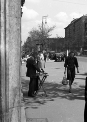 Hungary, Budapest VII., Rákóczi út a Kazinczy utca sarkától a Rókus kórház felé nézve., 1946, Berkó Pál, gamble, Budapest, Fortepan #78826