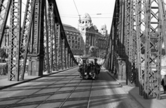 Hungary, Budapest XI., Szabadság híd a Szent Gellért tér felé nézve., 1946, Berkó Pál, bridge, mass, tram, wrecked bridge, ruins, Danube, riding without a ticket on the back of a tram, Budapest, Duna-bridge, János Feketeházy-design, Fortepan #78834