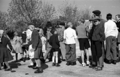 Hungary, Sóskút, 1946, Berkó Pál, kids, teenager, boys, girls, back, peeking, Fortepan #78839