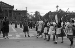 Magyarország, Budapest XIV., Hősök tere, balra a háttérben a Műcsarnok, május 1-i ünnepség., 1947, Berkó Pál, rendőr, múzeum, népviselet, Budapest, Schickedanz Albert-terv, neoklasszicizmus, Fortepan #78847