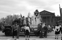 Magyarország, Budapest XIV., Hősök tere, háttérben a Műcsarnok, május 1-i ünnepség., 1947, Berkó Pál, gyertya, múzeum, Budapest, Schickedanz Albert-terv, neoklasszicizmus, pódiumautó, Fortepan #78862