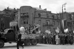 Magyarország, Budapest XIV., Hősök tere, háttérben a Dózsa György út - Andrássy út sarok. A Műegyetem felvonulói a május 1-i ünnepségen., 1947, Berkó Pál, Budapest, pódiumautó, GMC-márka, Fortepan #78863