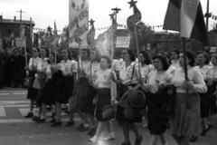 Magyarország, Budapest XIV., Hősök tere, a Vándor Kórus tagjai a május 1-i ünnepségen., 1947, Berkó Pál, kórus, Budapest, nők, felvonulás, Fortepan #78865