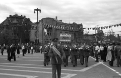 Magyarország, Budapest XIV., Hősök tere, háttérben a Dózsa György út - Andrássy út sarok, május 1-i ünnepség., 1947, Berkó Pál, katonazenekar, fúvószenekar, tamburmajor, Budapest, felvonulás, Fortepan #78870