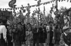 Magyarország, Budapest XIV., Hősök tere, háttérben az Andrássy út torkolata, május 1-i ünnepség., 1947, Berkó Pál, Budapest, tömeg, transzparens, felvonulás, Fortepan #78876