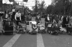 Magyarország, Budapest XIV., Hősök tere, háttérben az Andrássy út torkolata, május 1-i ünnepség., 1947, Berkó Pál, babakocsi, teherautó, felvonulás, Budapest, pódiumautó, nők, Fortepan #78883