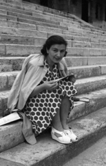 Hungary, Budapest V., a pesti alsó rakpart lépcsője a Belgrád (Ferenc József) rakparti nemzetközi hajóállomásnál., 1946, Berkó Pál, sandal, Budapest, sitting on stairs, lady, dotted dress, Fortepan #78886