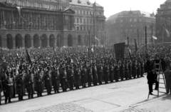 Magyarország, Budapest V., Kossuth Lajos tér, március 15-i ünnepség, háttérben a Földművelésügyi Minisztérium., 1947, Berkó Pál, rendőr, létra, Budapest, Fortepan #78895