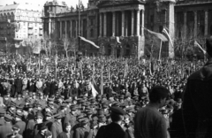 Magyarország, Budapest V., Kossuth Lajos tér, március 15-i ünnepség a Parlamentnél. Háttérben az Igazságügyi Palota., 1947, Berkó Pál, Hauszmann Alajos-terv, eklektikus építészet, Budapest, tömeg, Fortepan #78898