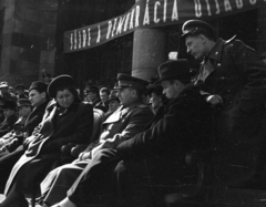 Magyarország, Budapest V., Kossuth Lajos tér, március 15-i ünnepség, díszvendégek a Parlament előtt., 1947, Berkó Pál, Budapest, jelmondat, katona, közönség, ül, Fortepan #78899