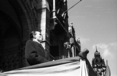 Hungary, Budapest V., Kossuth Lajos tér, március 15-i ünnepség. A szónoki emelvényen Rajk László belügyminiszter, háttérben a Parlament., 1947, Berkó Pál, microphone, Budapest, politician, Fortepan #78900